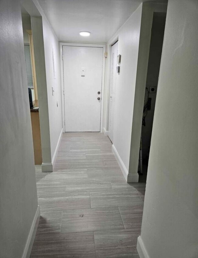 Building Photo - 20910 NE 8th Ct