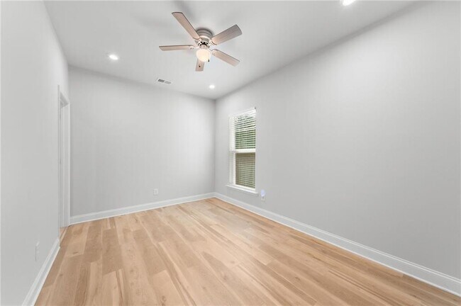 Building Photo - 96 Fairway Dr