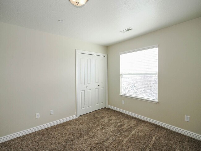 Building Photo - Beautiful Daybreak Condo