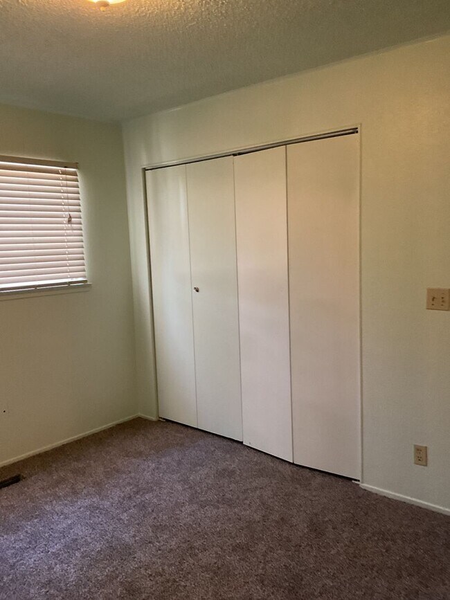 Building Photo - Two story 4 bedroom 2 bath home, Magalia