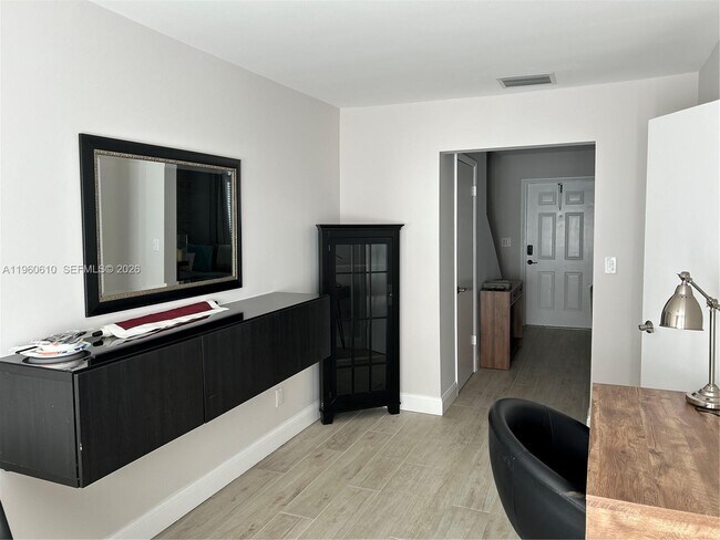 Building Photo - 5555 Ludlam Rd