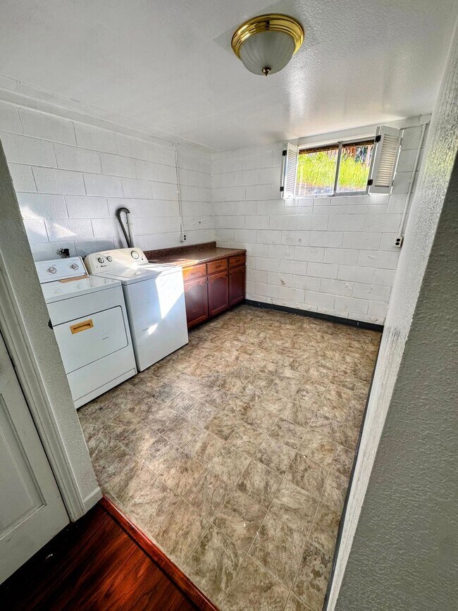 Building Photo - 3201 Springe St