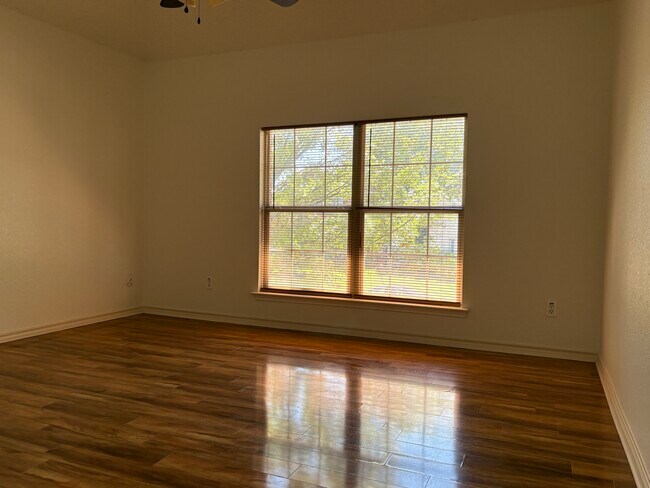 Building Photo - 514 Big Oak Ct