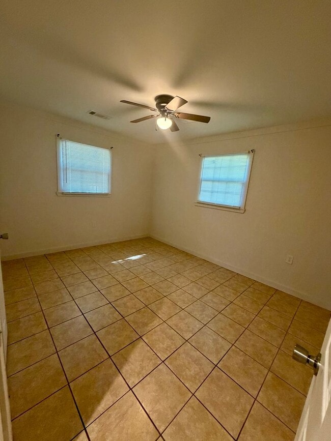 Building Photo - 3 Bed 1 Bath Brick Home