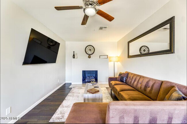 Building Photo - 1027 S Siesta Ln