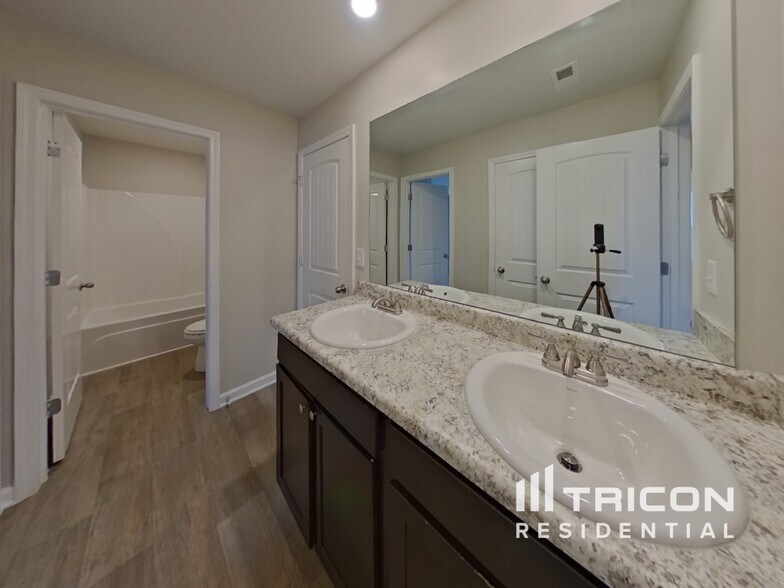 Building Photo - 1071 Bluecoat Cir
