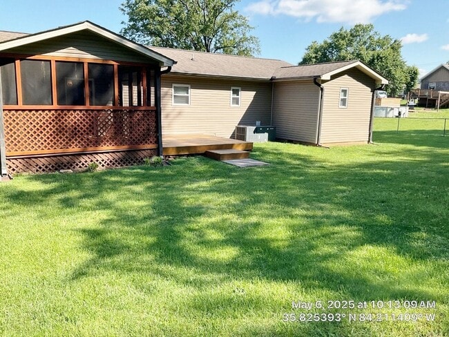 Building Photo - ** ~~ Beautiful 3 bedroom 2 bath house in ...