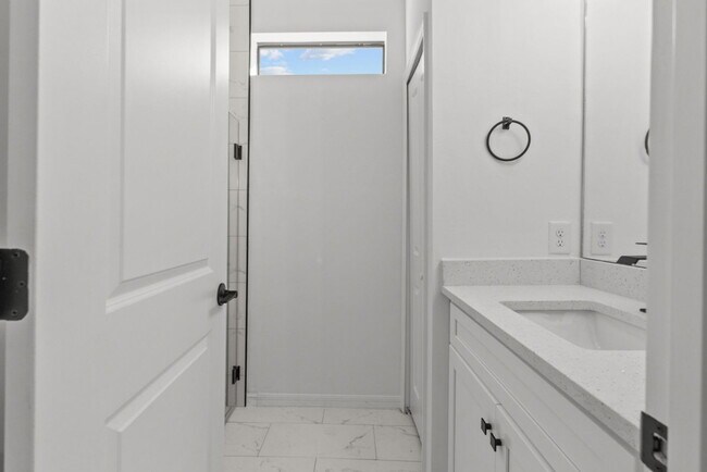 Building Photo - 548 Knapp St