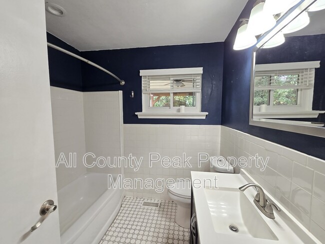 Building Photo - 3934 Kensington Dr