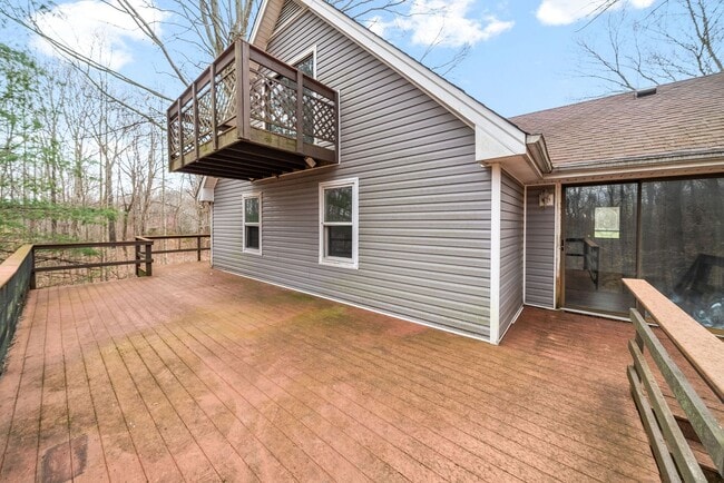 Building Photo - Lovely home on beautiful wooded corner lot