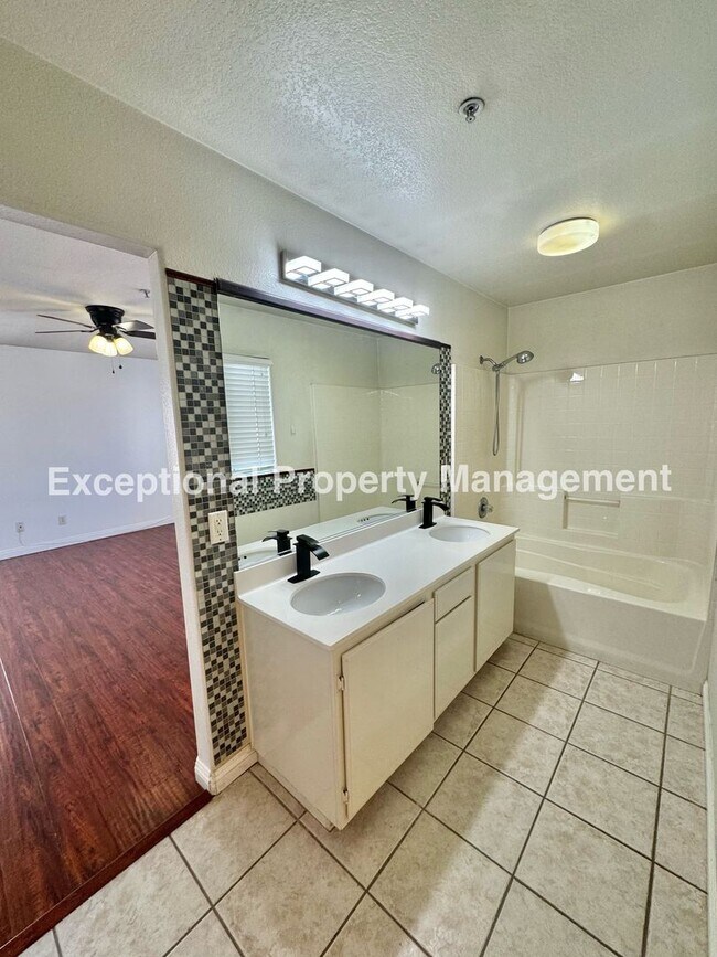 Building Photo - Beautiful Golf Course Home