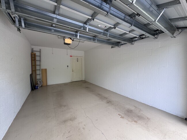 Building Photo - 200 Mirabella Cir