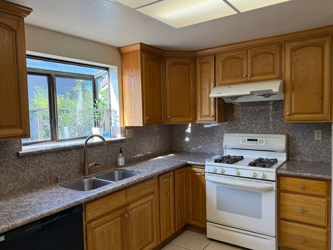 Building Photo - 4 Bedroom Almaden Home