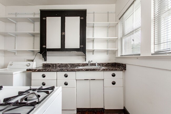 Building Photo - 1 Bedroom, 1 Bath Apartment - East Dallas