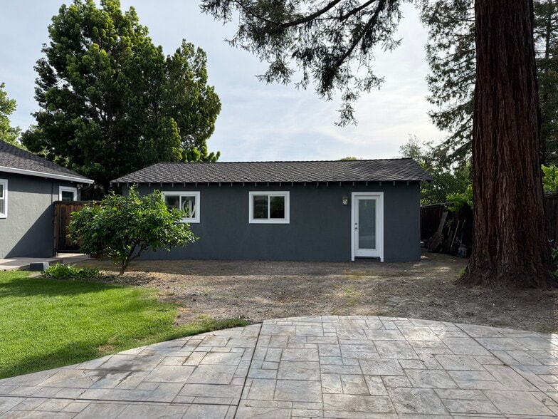 Building Photo - 3149 Rogers Ave