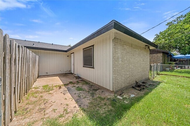 Building Photo - 1417 Hillside Dr