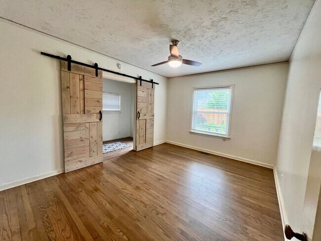 Building Photo - Move-in Ready Brookside Bungalow!