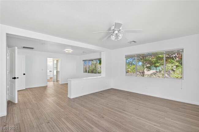 Building Photo - 1007 Paradise View St