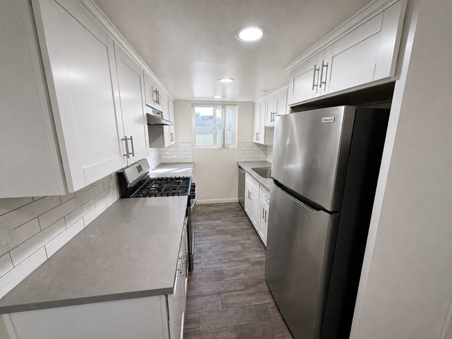 Building Photo - 211 E Santa Paula St