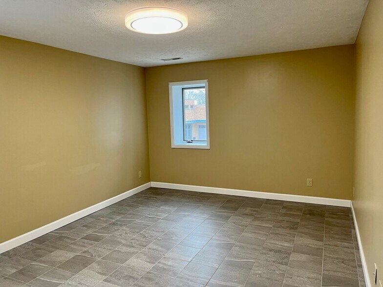 Building Photo - 302 E Grove St