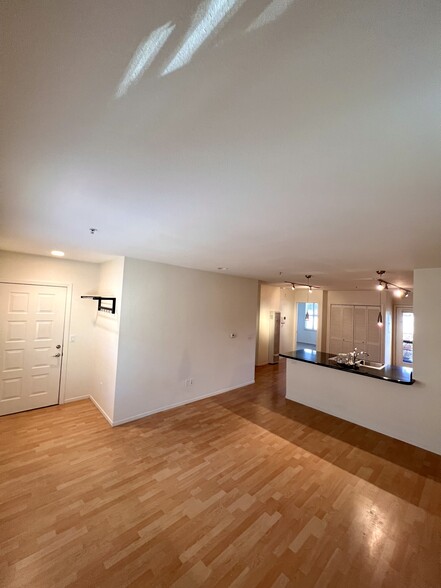 Building Photo - 285 N Ventura Ave