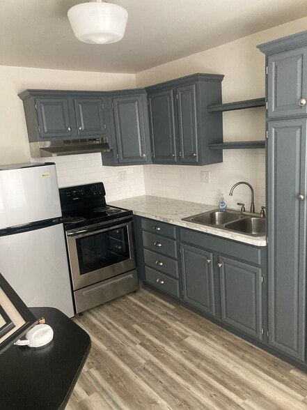 kitchen - 101 Montrose Ave