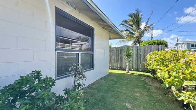 Building Photo - 421C Olomana St
