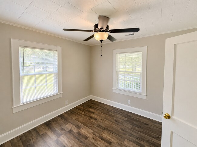 Building Photo - Two bedroom, 1 bath house in Burlington