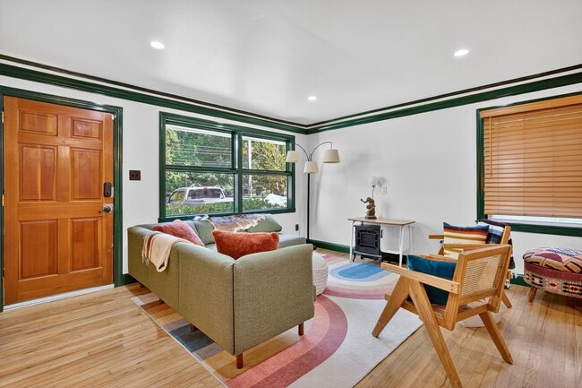 Building Photo - Fully Furnished Home with an Incredible Mi...