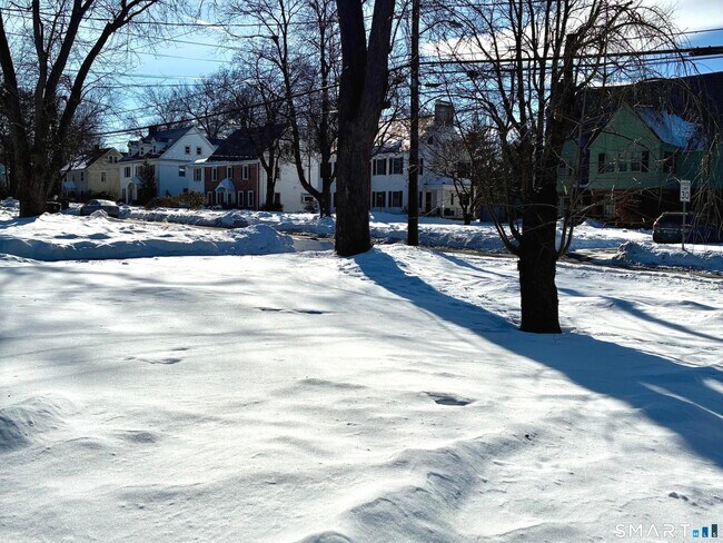 Building Photo - 302 Quaker Ln N