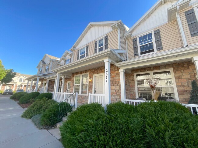 Building Photo - 2 Bedroom Townhome Available Near S Circle...