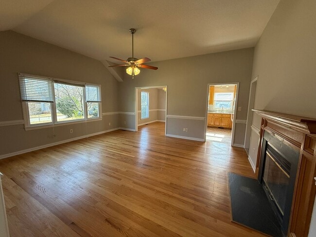 Building Photo - Beautiful Ranch style 3 Bed 2 Bath Home! Large Yard and 2 Car Garage!