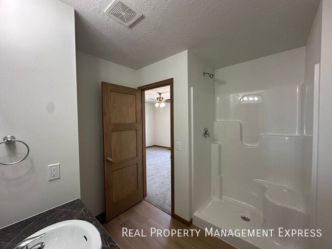 Building Photo - Modern 3 Bedroom 2.5 Bathroom Townhome