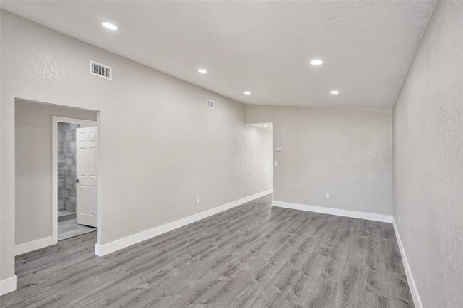 Building Photo - 2614 W 65th St