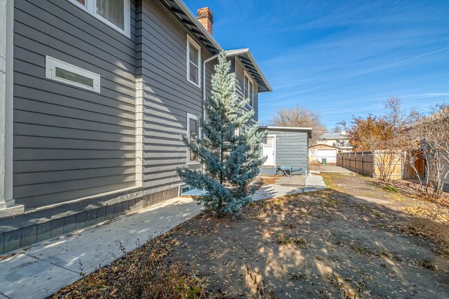 Building Photo - Renovated Upstairs 4-Bedroom, 2-Bath Apart...