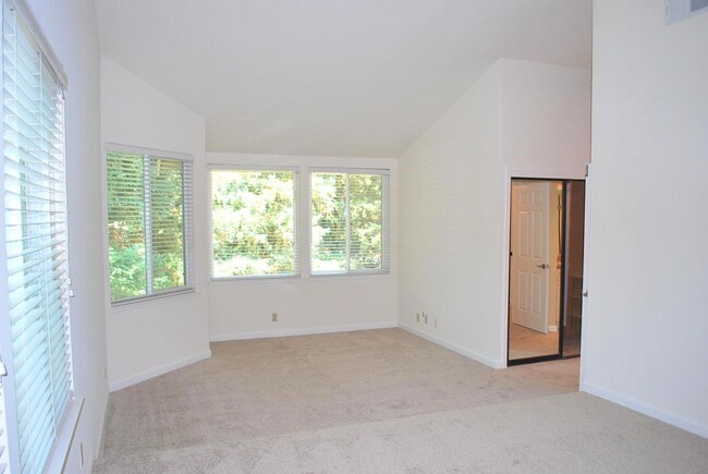 Building Photo - APPLICATION PENDING ! Beautiful Vista San ...