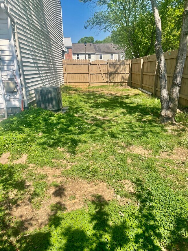 Building Photo - 3 Bedroom 2.5 Bath Unit Townhouse Frederic...