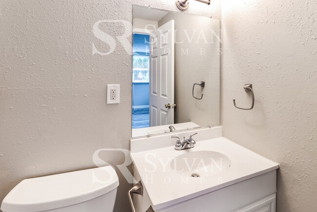 Building Photo - Charming 3BR 1.5BA Home