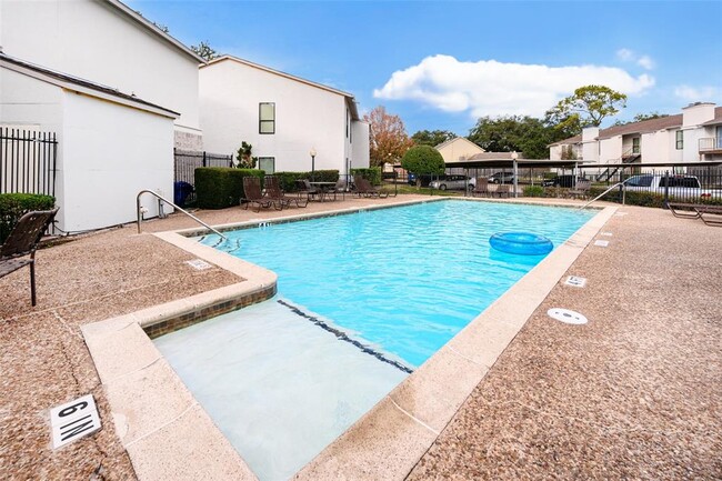Building Photo - 2425 Augusta Dr