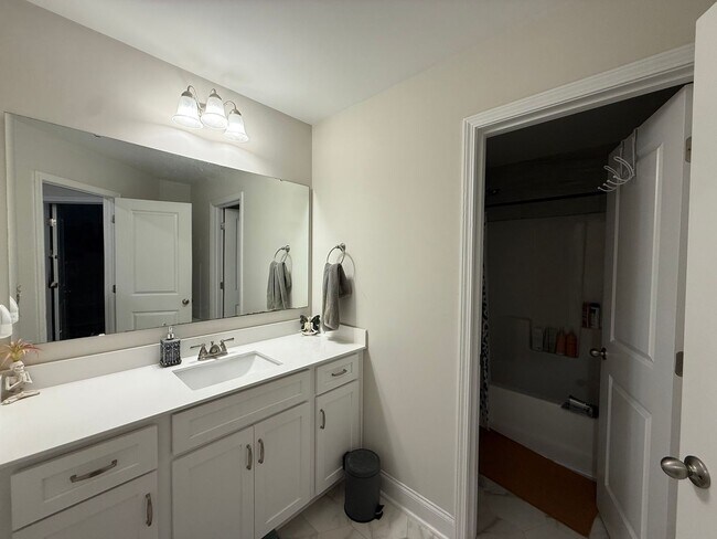 Building Photo - 4 Bedroom house minutes from Haymont!