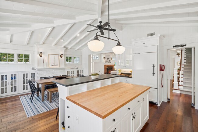 Building Photo - 2035 Miramar Dr