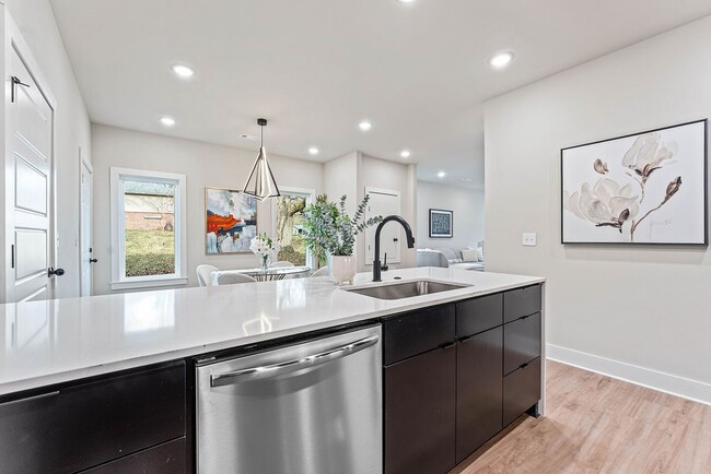 Building Photo - 491 S Happy Hollow Rd