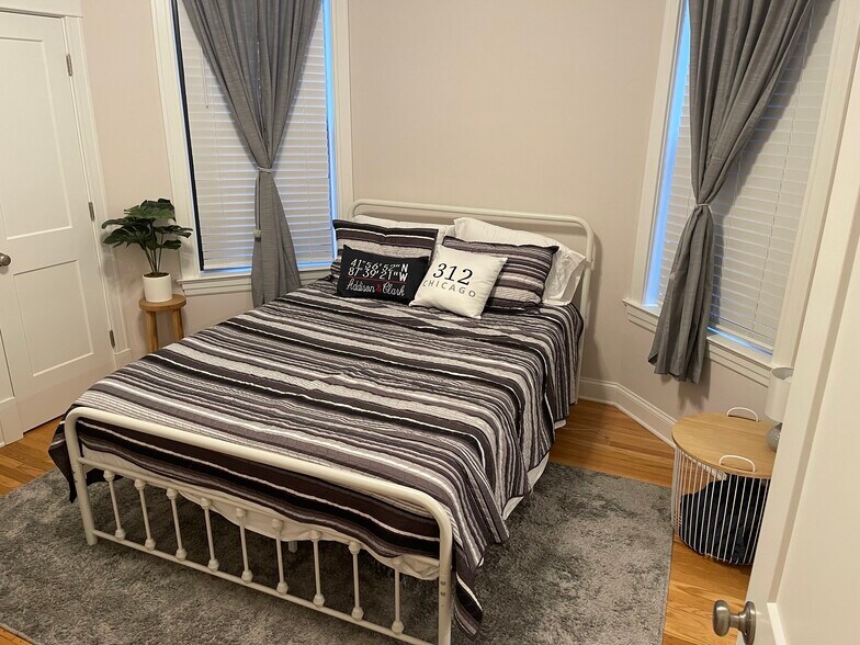 Building Photo - 3748 N Racine Ave