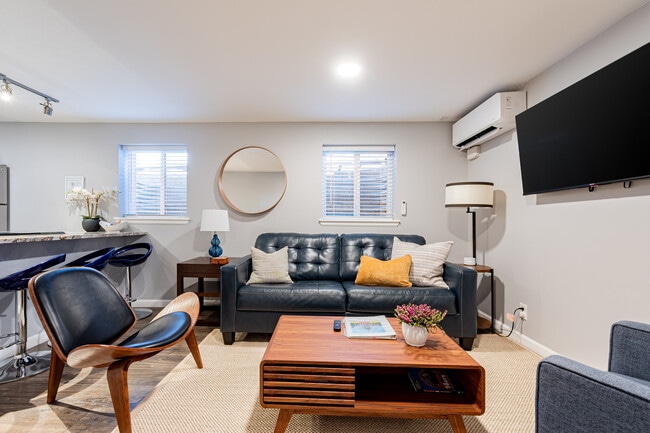 Building Photo - Capitol Hill