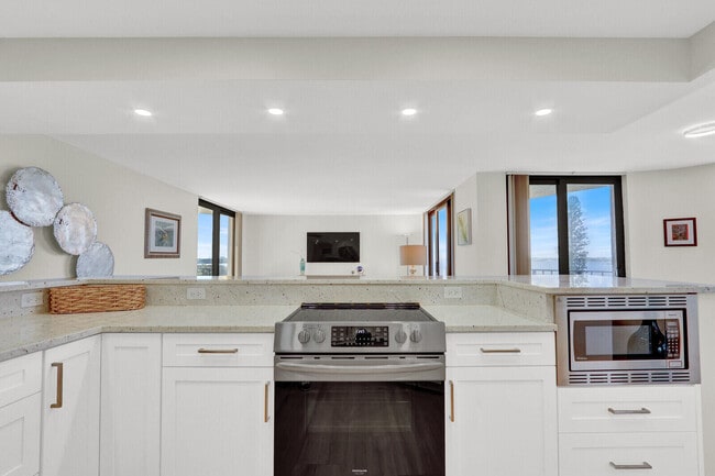 Building Photo - 5420 N Ocean Dr