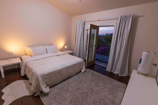 Building Photo - Torino Tower - 913