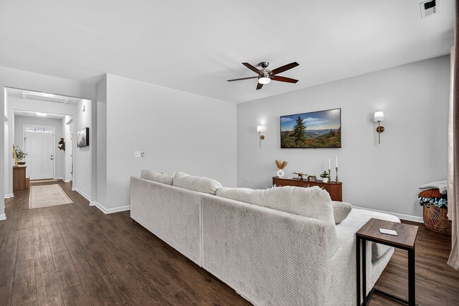 Building Photo - Modern 3 Bedroom Home Near Beaches & Boat Ramp