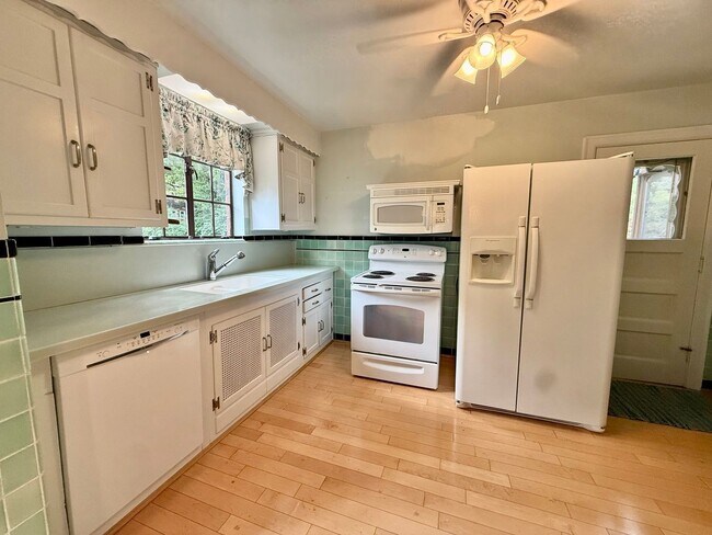 Building Photo - 6491 Ridge Ave