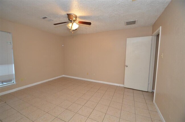 Building Photo - 439 Breeze Park Dr