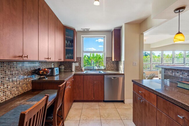 Building Photo - 9102 W Bay Harbor Dr
